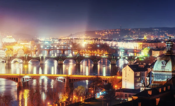 晚上观伏尔塔瓦河河与桥梁在布拉格 — 图库照片