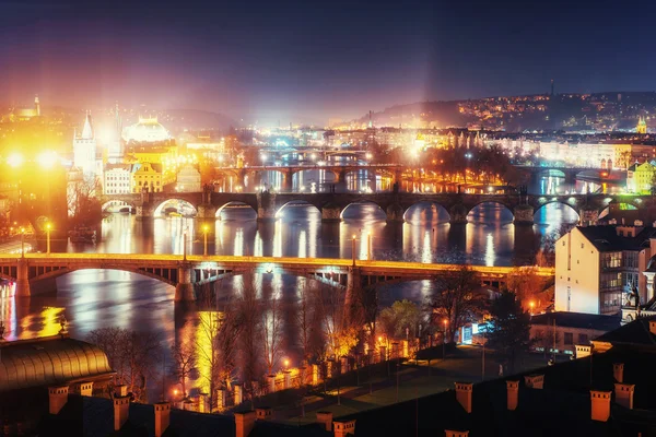 Vista noturna do rio Vltava e Pontes em Praga — Fotografia de Stock