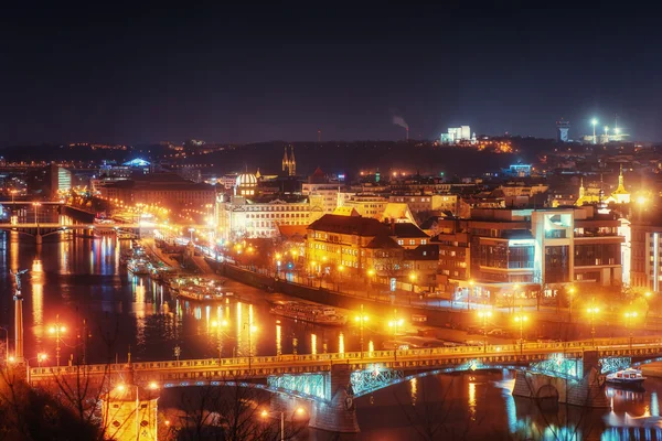 Večerní pohled na řeku Vltavu a mostů v Praze — Stock fotografie