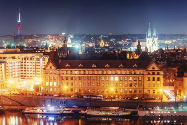Abendlicher Blick auf die Moldau und die Brücken in Prag — Stockfoto