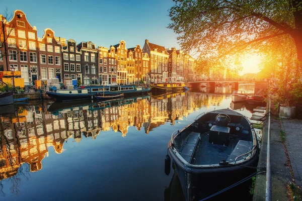 Amsterdamse gracht bij zonsondergang. Amsterdam is de hoofdstad — Stockfoto