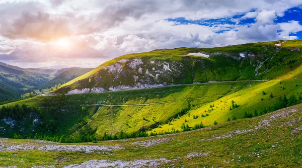 Fantastische zonsondergang in de bergen tijdens het zomerseizoen — Stockfoto