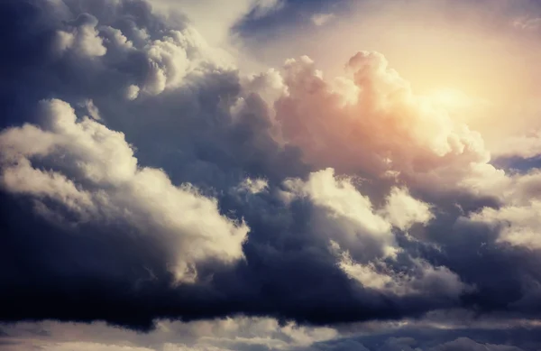 Verano paisaje hermoso cúmulo nubes — Foto de Stock