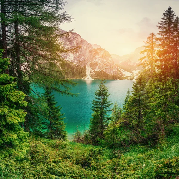 Bergsee zwischen Bergen — Stockfoto