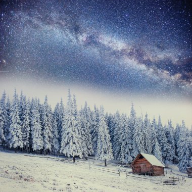 Chalets gece yıldızların altında dağlarda