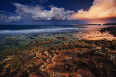 Gün batımı şehir Trapani sahilinde bahar bakış. Sicilya, İtalya, 