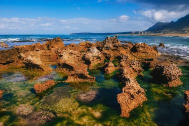 Doğal kayalık sahil şeridi Cape Milazzo.Sicily, İtalya.