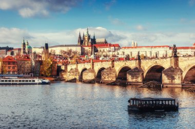 Nehri Vltava ve St Charles Köprüsü'nün görünümü