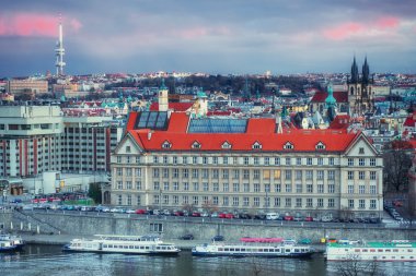 Su'da Vltava Nehri üzerindeki Prag Köprülerinin Güzel Panoramik Manzarası