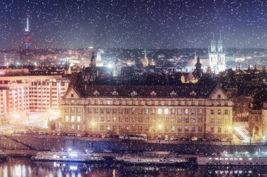  Akşam görünümü Vltava Nehri ve köprüler Prag