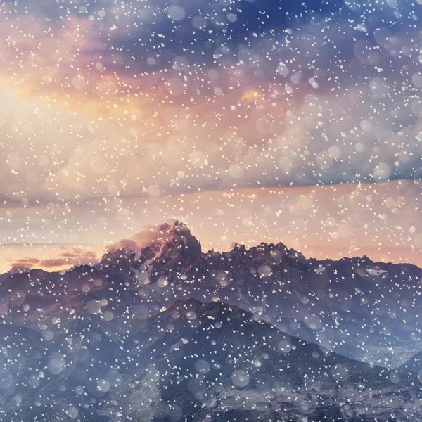 Met sneeuw bedekte bergen in de mist — Stockfoto