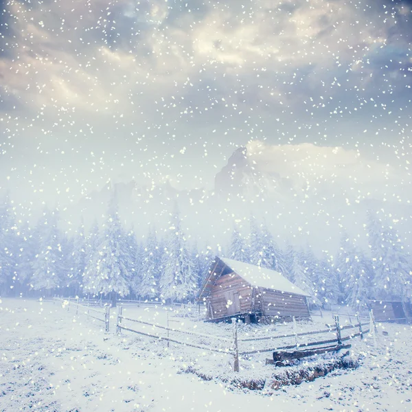 Cabin in the mountains in winter,  background with some soft hig — Stock Photo, Image