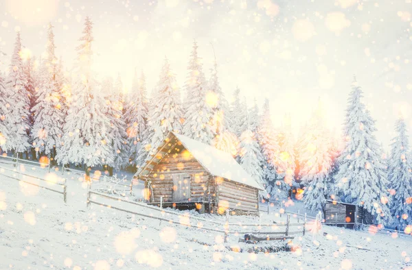 겨울에 산 속에 있는 오두막 — 스톡 사진