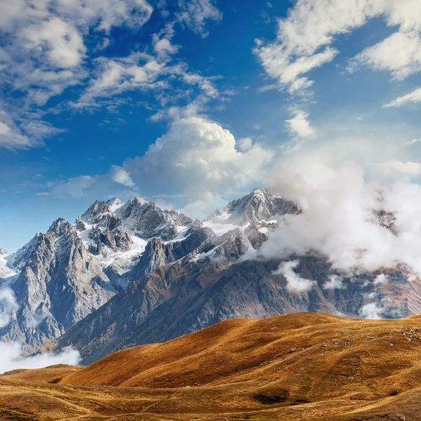 Met sneeuw bedekte bergen in de mist. Herfst bij Koruldi Lake. — Stockfoto