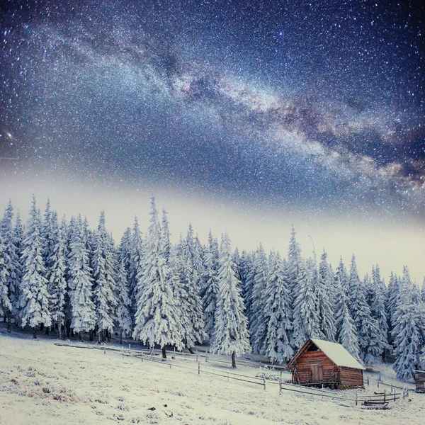 Faház a hegyekben éjszaka a csillagok alatt — Stock Fotó