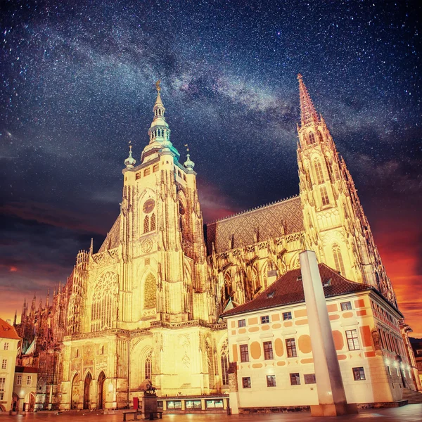 Прага. Собор Святого Вита. Ночное звездное небо . — стоковое фото