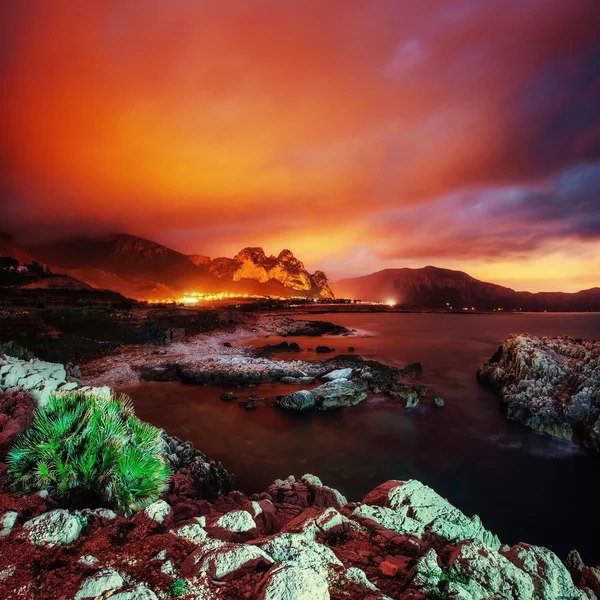 Západ slunce nad skalami. Milazzo. Sicílie, Itálie. — Stock fotografie