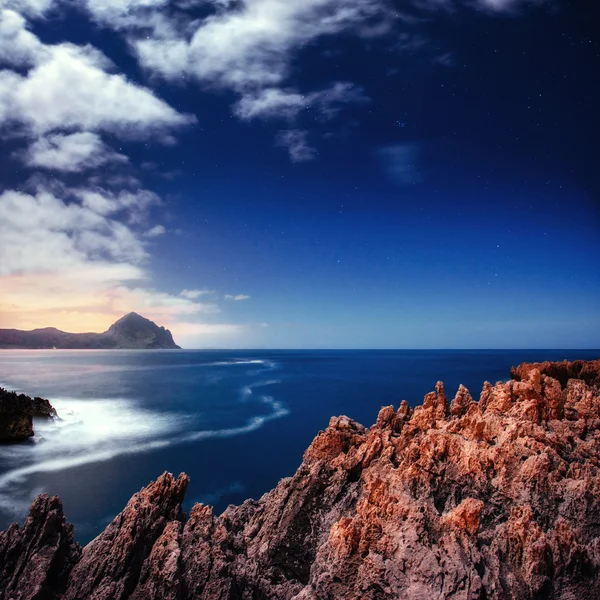 El cielo estrellado sobre montañas rocosas . — Foto de Stock