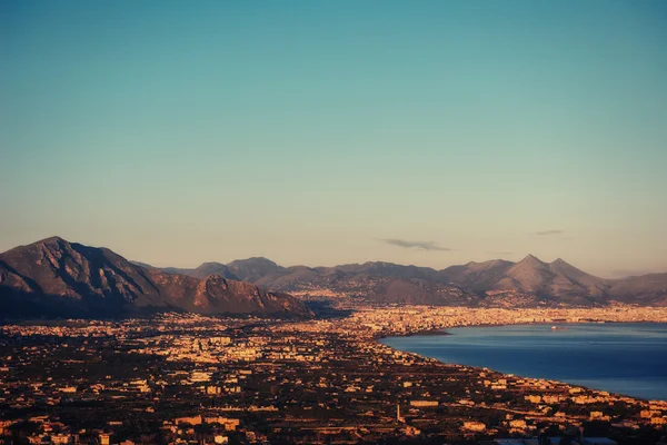 Panorama de primavera de la ciudad costera Trapany. Sicilia, Italia, Europa — Foto de Stock