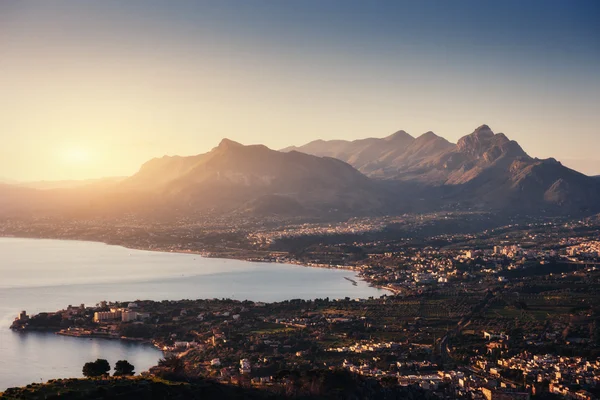 Bahar deniz kıyısında Şehir Trapany Panoraması. Sicilya, İtalya, Europe — Stok fotoğraf