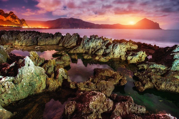 Frühling Blick auf die Küste bei Sonnenuntergang Stadt Trapani. sizilien, italien, — Stockfoto