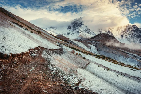 Berglandschaft schneebedeckter Berge im Nebel. — Stockfoto