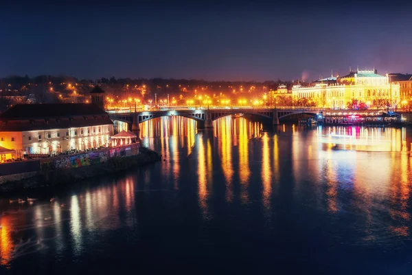 Reflektion av Prag kast och Karlsbron i skymningen. Tjeckiska — Stockfoto