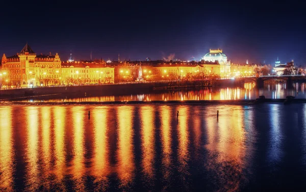Отражение пражской касты и Карлов мост в сумерках. Чехия — стоковое фото