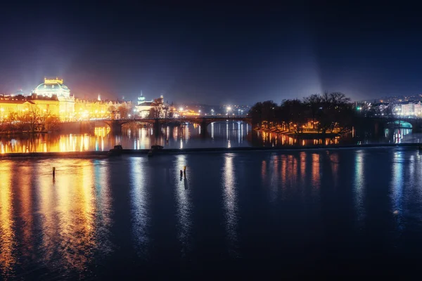 Reflexão da casta de Praga e da ponte Charles ao entardecer. República Checa — Fotografia de Stock