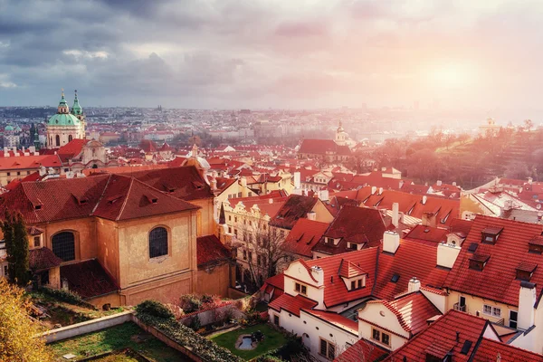 St. nicolas Kirche, st. vitus Kathedrale und Dächer von Prag, — Stockfoto