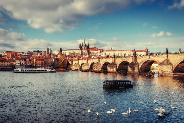 Blick auf die Karlsbrücke, die die Moldau überquert und — Stockfoto