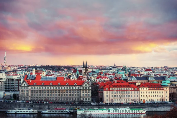 Schöner Rundblick auf die Prager Brücken über die Moldau bei Su — Stockfoto