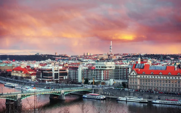 Schöner Rundblick auf die Prager Brücken über die Moldau bei Su — Stockfoto