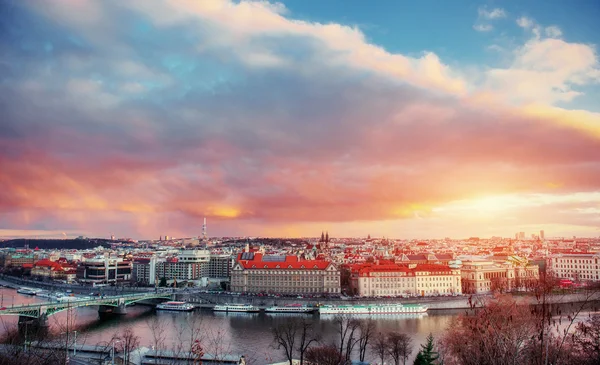 Schöner Rundblick auf die Prager Brücken über die Moldau bei Su — Stockfoto