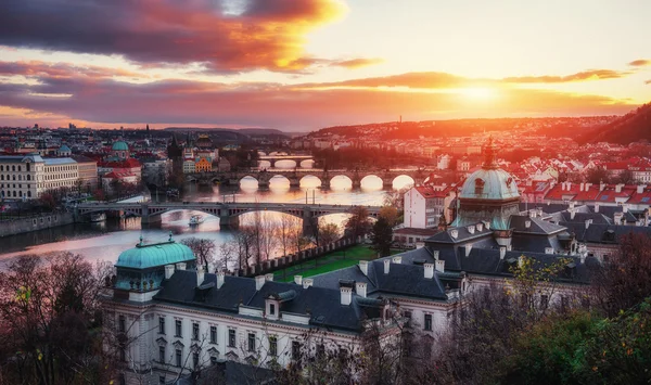 Schöner Rundblick auf die Prager Brücken über die Moldau bei Su — Stockfoto
