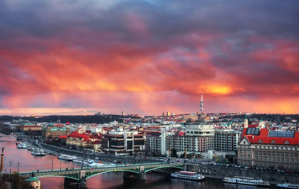 Schöner Rundblick auf die Prager Brücken über die Moldau bei Su — Stockfoto