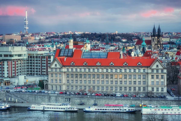 Su'da Vltava Nehri üzerindeki Prag Köprülerinin Güzel Panoramik Manzarası