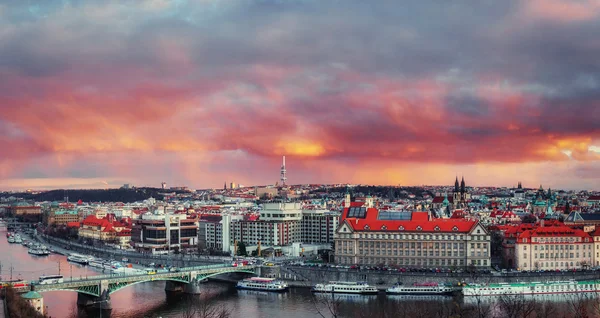 Beautiful Panoramic View of Prague Bridges on River Vltava at su — Stock Photo, Image