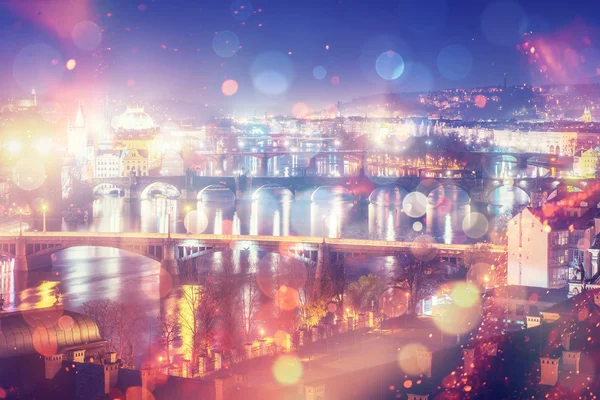 晚上观伏尔塔瓦河河与桥梁在布拉格 — 图库照片