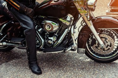 Bir motosiklet üzerinde oturan siyah Çizmeli motorcu