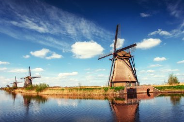 Renkli bahar günü ile geleneksel Hollanda yel değirmenleri kanal 