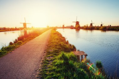 Yolun canal Hollanda yel değirmenleri için