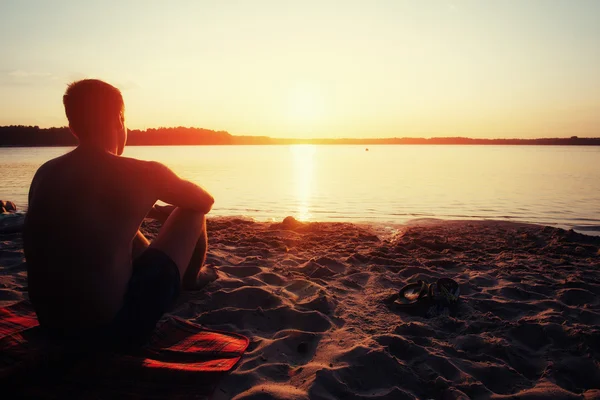Arka planda renkli sunset plajında genç şirin çocuk — Stok fotoğraf