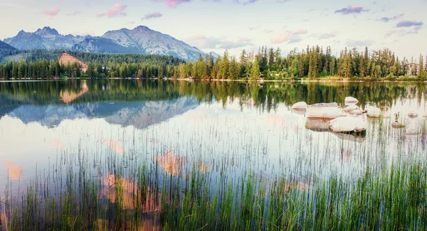 Majestuoso lago de montaña en Parque Nacional Alto Tatra . — Foto de Stock