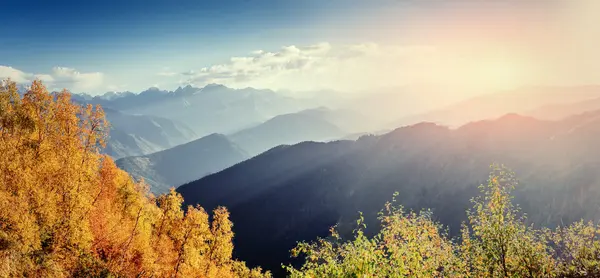 Bergkette in den Karpaten in der Herbstsaison. — Stockfoto