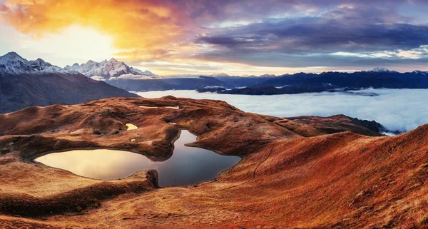 Zonsondergang op de berg lake Koruldi. Bovenste Svaneti, Georgia, Europa. — Stockfoto