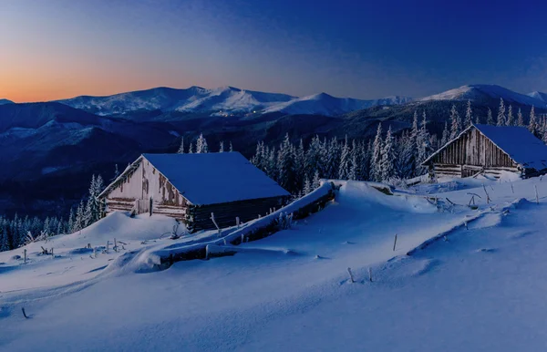 Fantastico paesaggio invernale. Tramonto magico in una giornata gelida . — Foto Stock