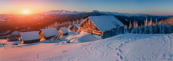 Fantástica paisagem de inverno, os passos que levam à cabine . — Fotografia de Stock