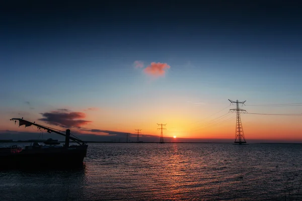 Elektrische Lijn Boven Water Tijdens Een Fantastische Zonsondergang — Stockfoto