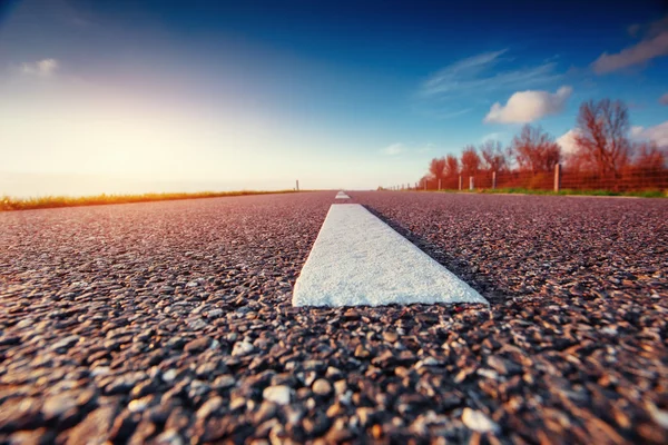 Asfalt yol boyunca bir fantastik yaz günü güneşin denizde. — Stok fotoğraf